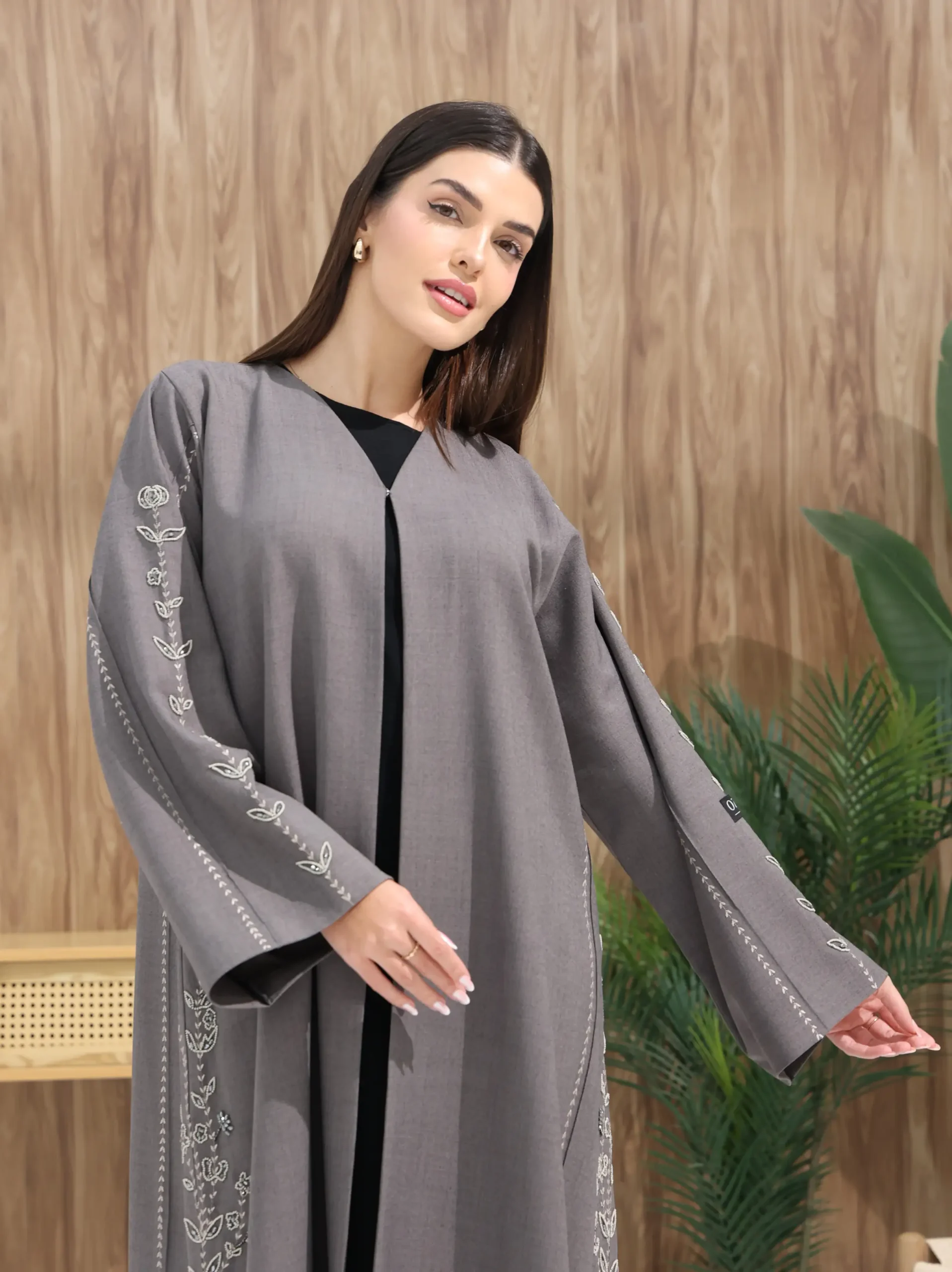 model with height 173cm wearing silver grey abaya